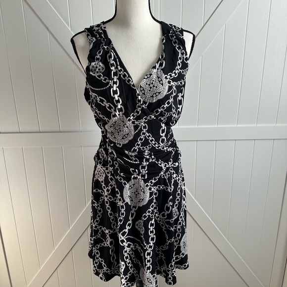 Jennifer Lopez Dresses & Skirts - Jennifer Lopez Black & White Chain Print Sleeveless Dress – Size M